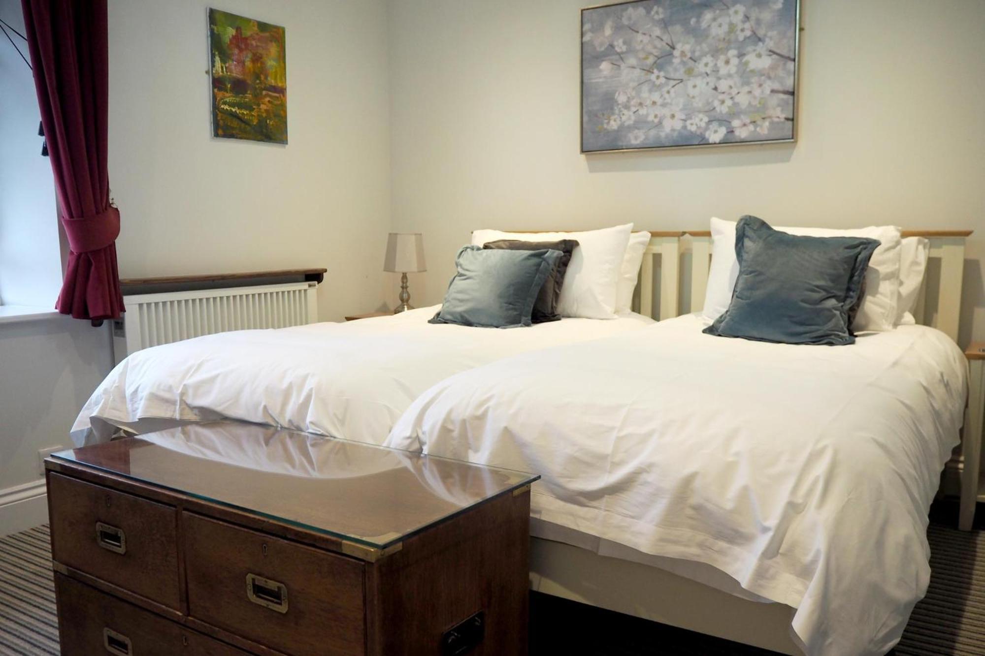 The Dog & Gun Inn Netheravon Номер фото